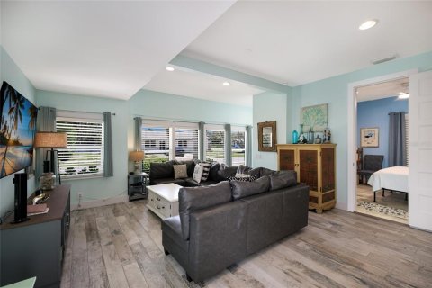 House in Anna Maria, Florida 3 bedrooms, 129.88 sq.m. № 2224393 - photo 10
