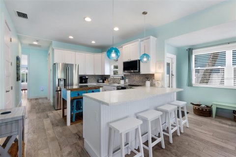 House in Anna Maria, Florida 3 bedrooms, 129.88 sq.m. № 2224393 - photo 12
