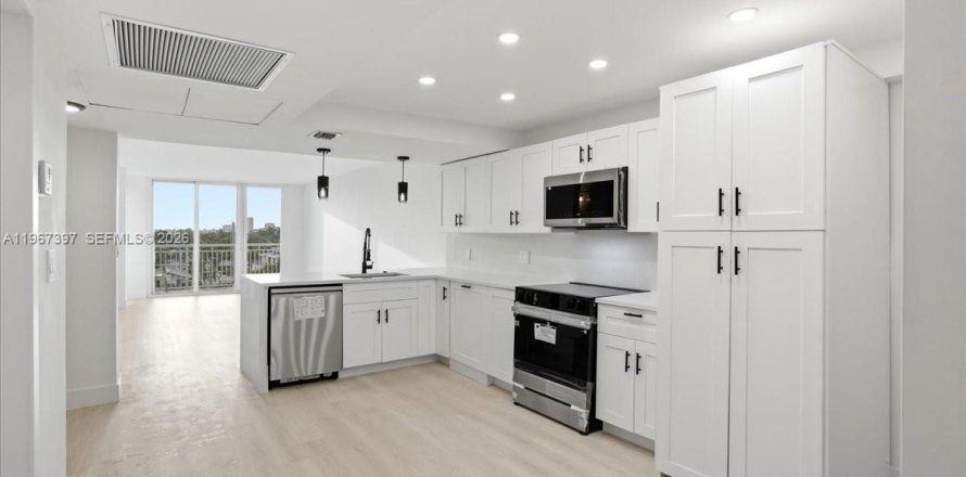 Кондоминиум с 2 спальнями в Форт-Лодердейл, Флорида № 2030785