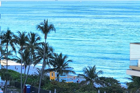 Copropriété à vendre à Hallandale Beach, Floride: 2 chambres, 115.94 m2 № 2020368 - photo 7