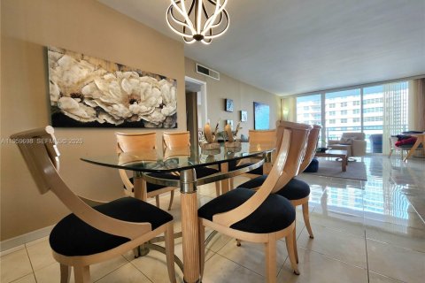 Copropriété à vendre à Hallandale Beach, Floride: 2 chambres, 115.94 m2 № 2020368 - photo 17