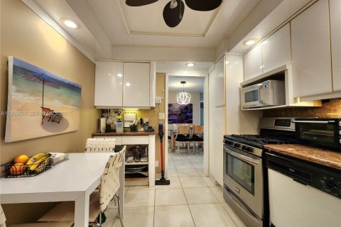 Copropriété à vendre à Hallandale Beach, Floride: 2 chambres, 115.94 m2 № 2020368 - photo 15