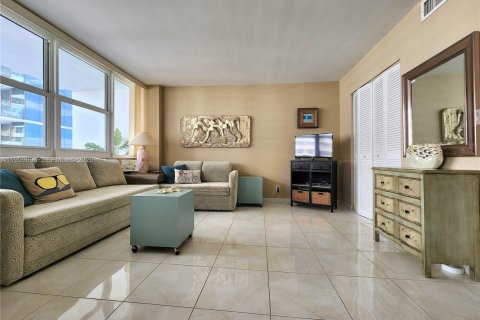 Copropriété à vendre à Hallandale Beach, Floride: 2 chambres, 115.94 m2 № 2020368 - photo 21