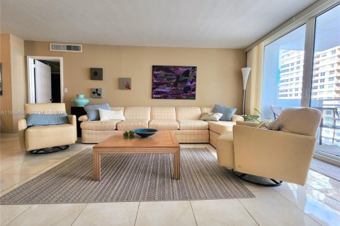 Copropriété à vendre à Hallandale Beach, Floride: 2 chambres, 115.94 m2 № 2020368 - photo 19
