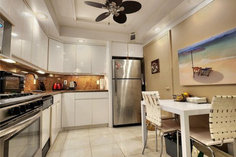 Copropriété à vendre à Hallandale Beach, Floride: 2 chambres, 115.94 m2 № 2020368 - photo 14