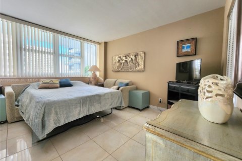 Copropriété à vendre à Hallandale Beach, Floride: 2 chambres, 115.94 m2 № 2020368 - photo 22