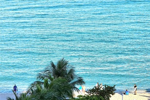 Copropriété à vendre à Hallandale Beach, Floride: 2 chambres, 115.94 m2 № 2020368 - photo 3