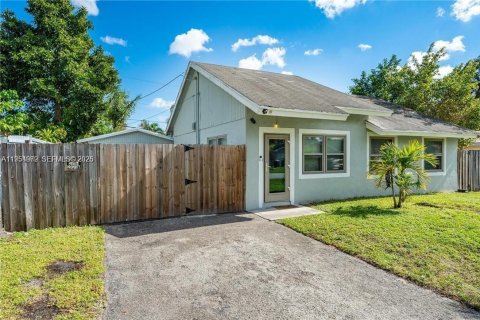 Villa ou maison à louer à Dania Beach, Floride: 3 chambres, 124.12 m2 № 2009348 - photo 2