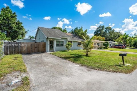 House in Dania Beach, Florida 3 bedrooms, 124.12 sq.m. № 2009348