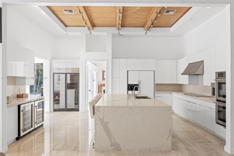 House in Weston, Florida 5 bedrooms, 416.76 sq.m. № 1779124 - photo 15