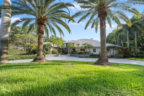 House in Weston, Florida 5 bedrooms, 416.76 sq.m. № 1779124 - photo 2