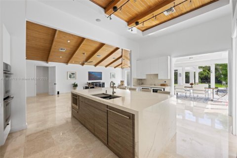 House in Weston, Florida 5 bedrooms, 416.76 sq.m. № 1779124 - photo 12