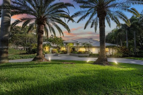 House in Weston, Florida 5 bedrooms, 416.76 sq.m. № 1779124 - photo 30