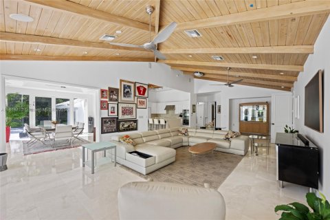 House in Weston, Florida 5 bedrooms, 416.76 sq.m. № 1779124 - photo 9