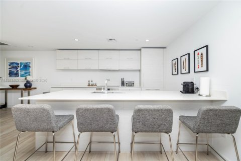 Condo in Miami, Florida, 2 bedrooms  № 2062896 - photo 12