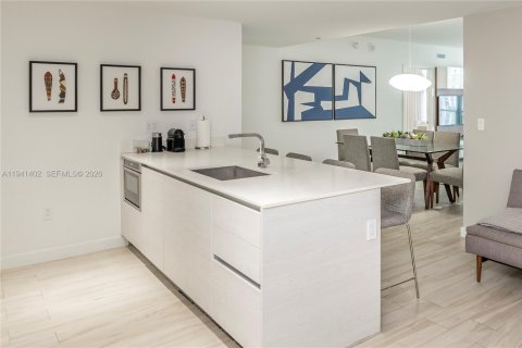 Condo in Miami, Florida, 2 bedrooms  № 2062896 - photo 2