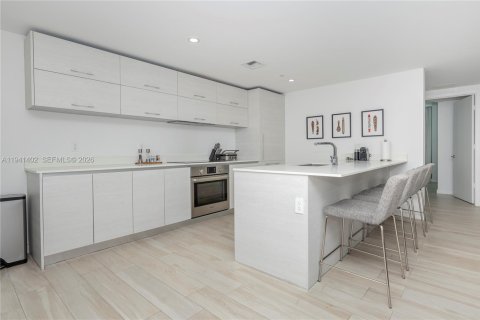 Condo in Miami, Florida, 2 bedrooms  № 2062896 - photo 11