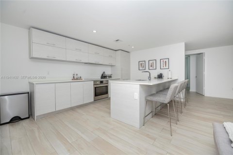 Condo in Miami, Florida, 2 bedrooms  № 2062896 - photo 10
