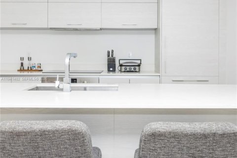 Condo in Miami, Florida, 2 bedrooms  № 2062896 - photo 13