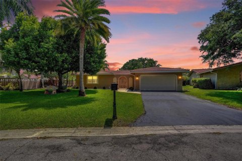 House in Coral Springs, Florida 4 bedrooms, 179.77 sq.m. № 1779410 - photo 1