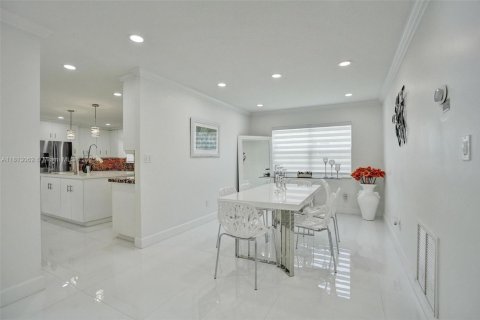House in Coral Springs, Florida 4 bedrooms, 179.77 sq.m. № 1779410 - photo 8