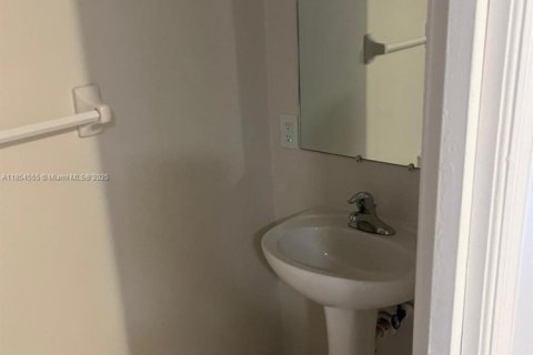 Condo in Miami Gardens, Florida, 2 bedrooms  № 1880214 - photo 23