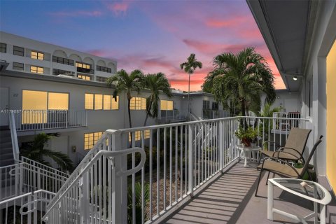 Condo in Bay Harbor Islands, Florida, 2 bedrooms  № 1864126 - photo 10