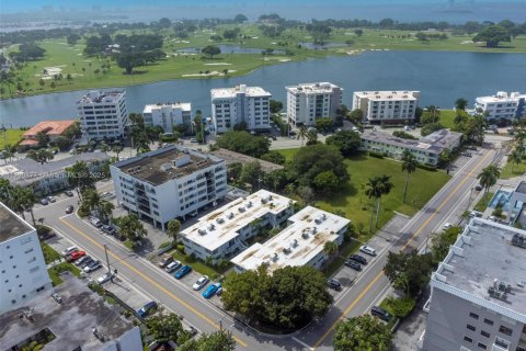 Condo in Bay Harbor Islands, Florida, 2 bedrooms  № 1864126 - photo 3