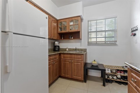 Condo in Bay Harbor Islands, Florida, 2 bedrooms  № 1864126 - photo 26