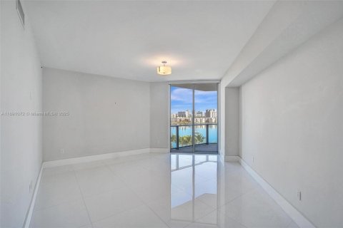 Condominio en venta en North Miami Beach, Florida, 2 dormitorios, 163.14 m2 № 2090678 - foto 13