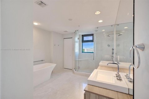 Condominio en venta en North Miami Beach, Florida, 2 dormitorios, 163.14 m2 № 2090678 - foto 16