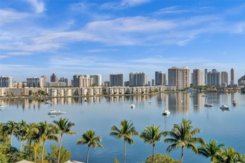 Condominio en North Miami Beach, Florida, 2 dormitorios  № 2090678