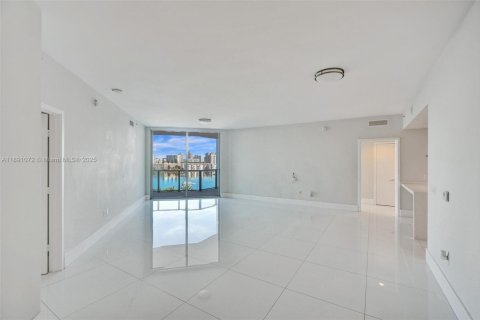 Condominio en venta en North Miami Beach, Florida, 2 dormitorios, 163.14 m2 № 2090678 - foto 3