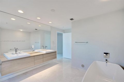 Condominio en venta en North Miami Beach, Florida, 2 dormitorios, 163.14 m2 № 2090678 - foto 15