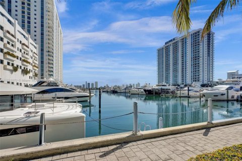 Condominio en venta en North Miami Beach, Florida, 2 dormitorios, 163.14 m2 № 2090678 - foto 24