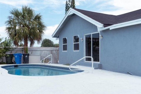 House in Fort Lauderdale, Florida 2 bedrooms, 92.9 sq.m. № 1935780 - photo 1