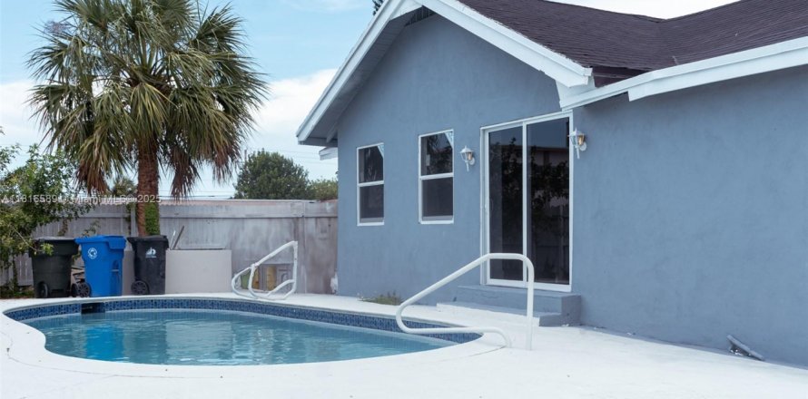House in Fort Lauderdale, Florida 2 bedrooms, 92.9 sq.m. № 1935780