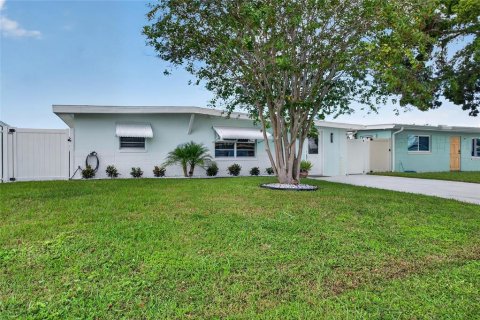 House in Hudson, Florida 3 bedrooms, 117.43 sq.m. № 2420177 - photo 2