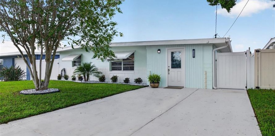House in Hudson, Florida 3 bedrooms, 117.43 sq.m. № 2420177