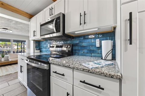 House in Hudson, Florida 3 bedrooms, 117.43 sq.m. № 2420177 - photo 9