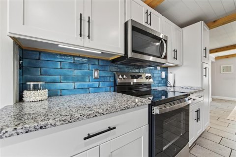 House in Hudson, Florida 3 bedrooms, 117.43 sq.m. № 2420177 - photo 8