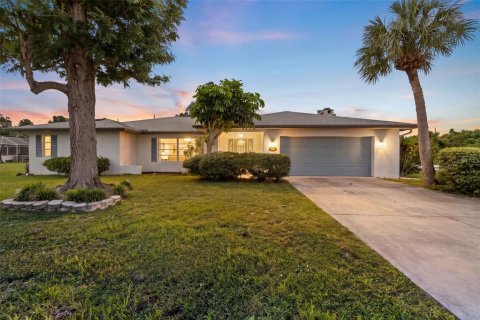 Casa en Port Charlotte, Florida 4 dormitorios, 288.65 m2 № 2432725