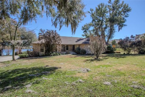 House in Eustis, Florida 4 bedrooms, 352.94 sq.m. № 2230101