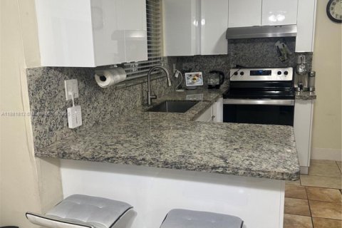 House in Hialeah, Florida 4 bedrooms, 138.61 sq.m. № 1929359 - photo 6