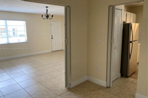 House in Hialeah, Florida 4 bedrooms, 138.61 sq.m. № 1929359 - photo 3