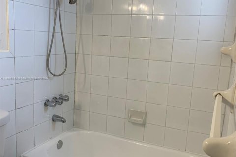 House in Hialeah, Florida 4 bedrooms, 138.61 sq.m. № 1929359 - photo 13