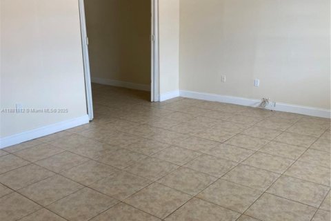 House in Hialeah, Florida 4 bedrooms, 138.61 sq.m. № 1929359 - photo 4
