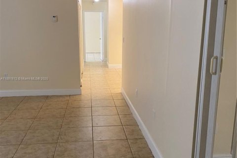House in Hialeah, Florida 4 bedrooms, 138.61 sq.m. № 1929359 - photo 8