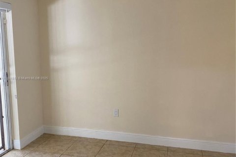 House in Hialeah, Florida 4 bedrooms, 138.61 sq.m. № 1929359 - photo 9