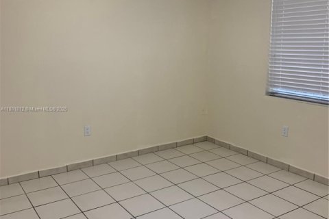 House in Hialeah, Florida 4 bedrooms, 138.61 sq.m. № 1929359 - photo 14